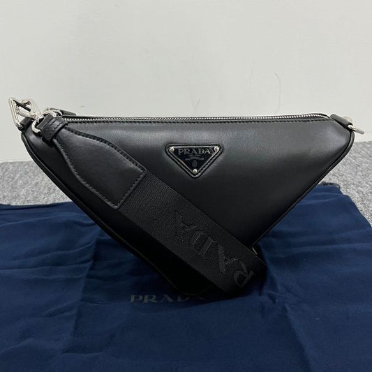Triangle Logo Leather Triangle Shoulder Bag Black stamp: